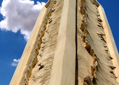 Verso l'Alto di Marco Mariano, Scultura ambientale pietra Vibo Valentia