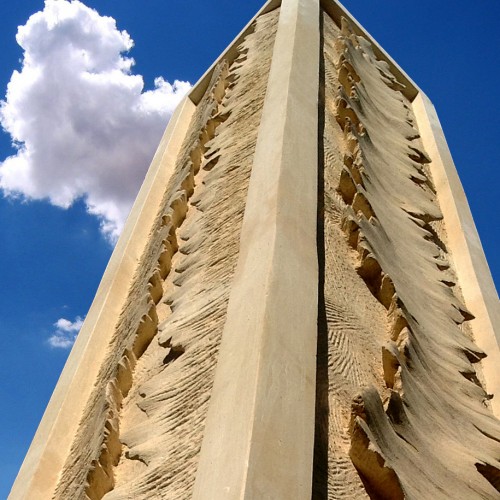 Verso l'Alto di Marco Mariano, Scultura ambientale pietra Vibo Valentia