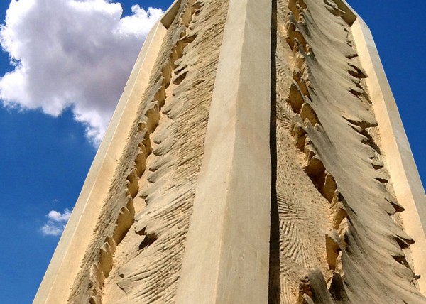 Verso l'Alto di Marco Mariano, Scultura ambientale pietra Vibo Valentia