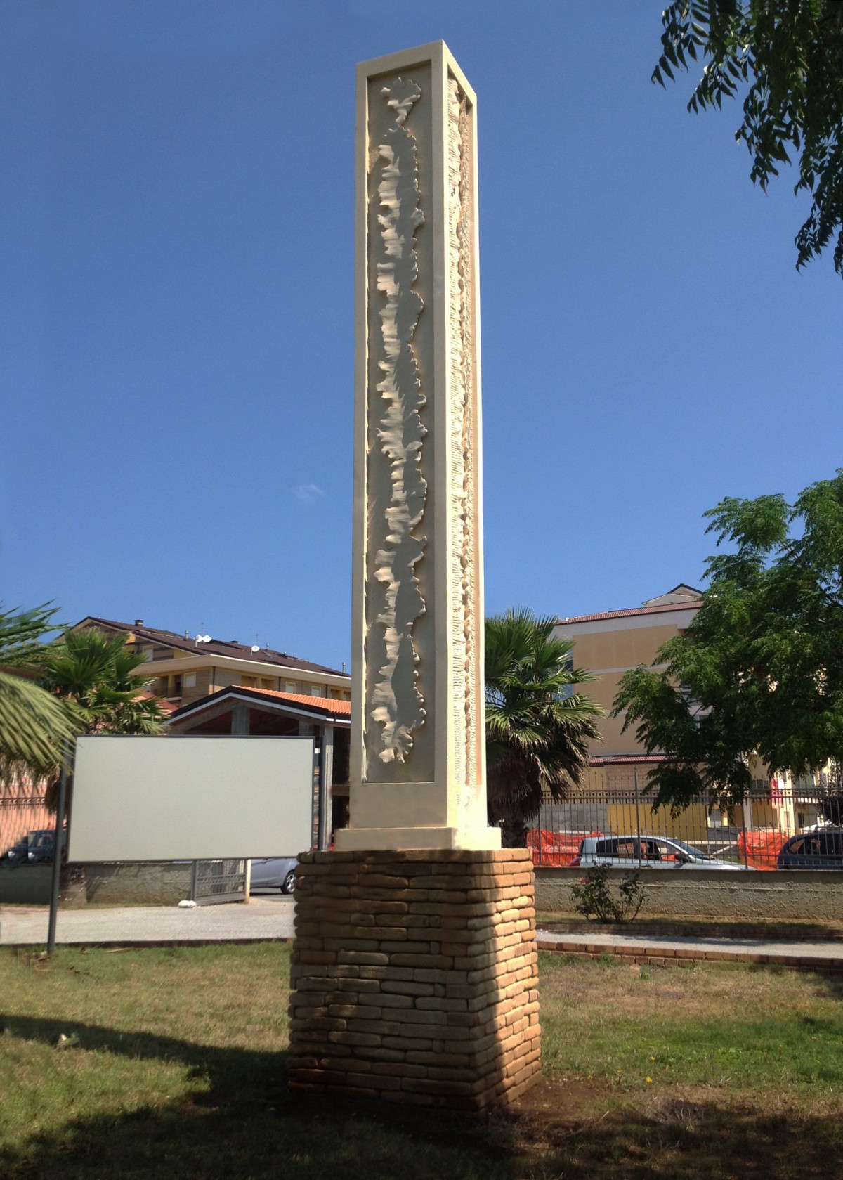 Verso l'Alto di Marco Mariano, Scultura ambientale pietra Vibo Valentia