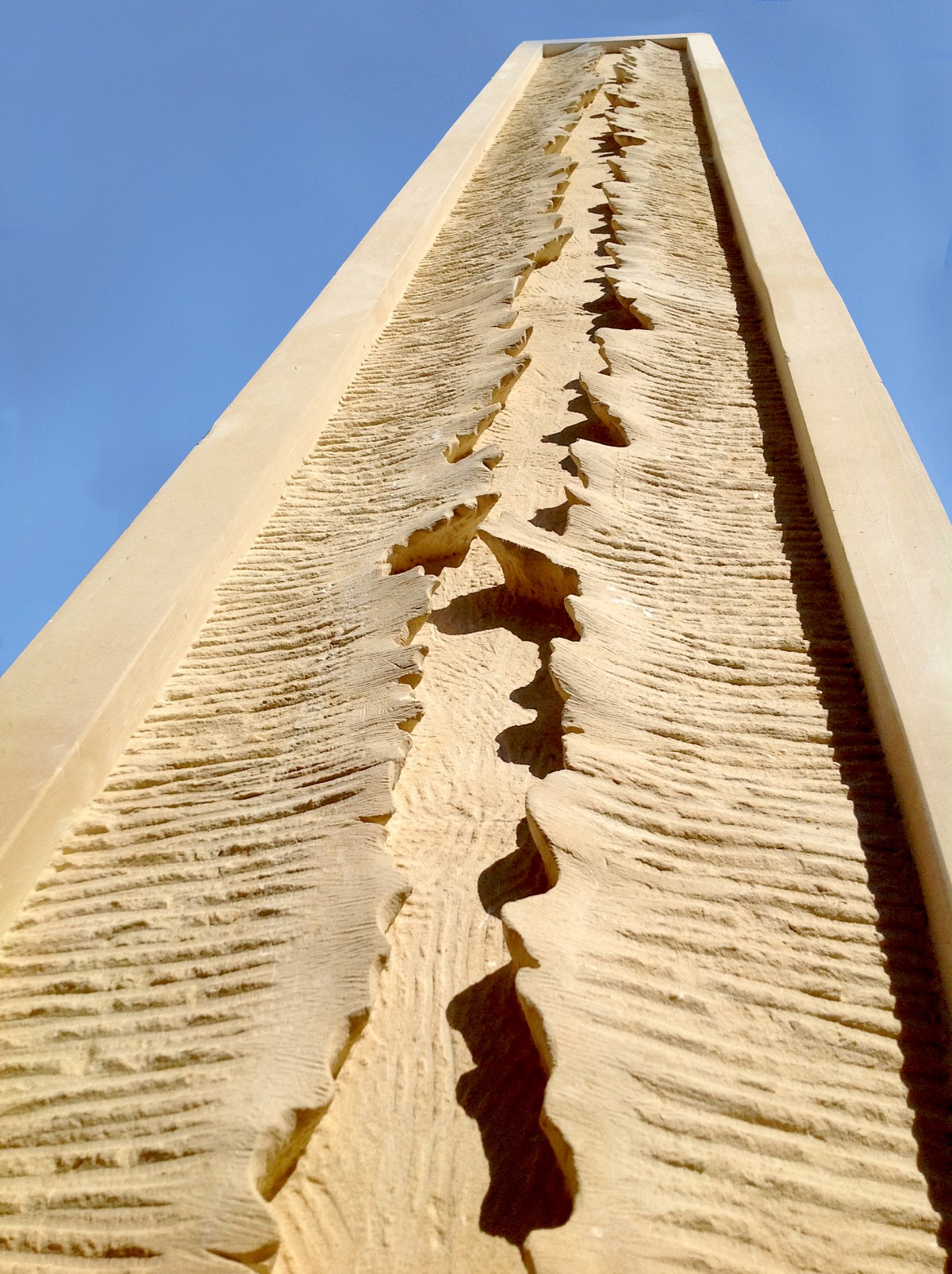 Verso l'Alto di Marco Mariano, Scultura ambientale pietra Vibo Valentia