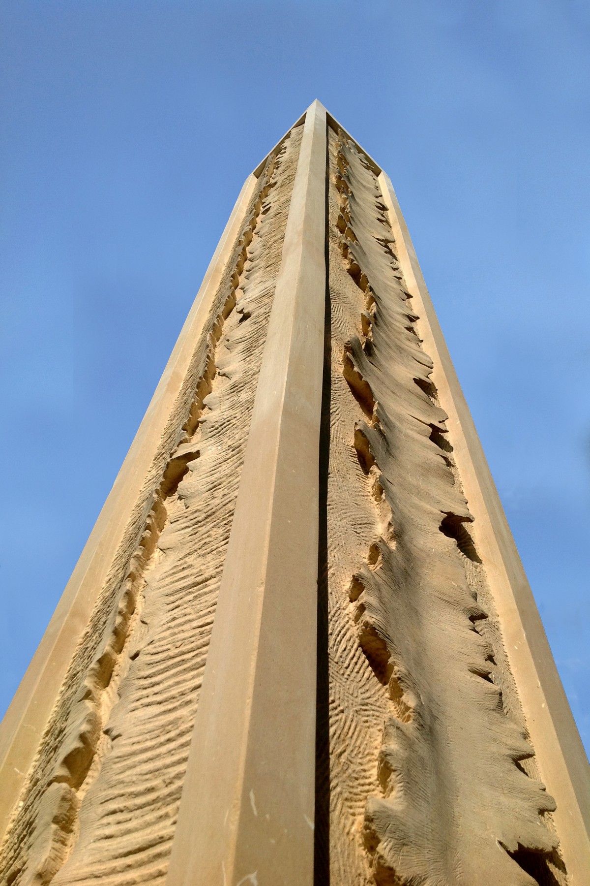 Verso l'Alto di Marco Mariano, Scultura ambientale pietra Vibo Valentia